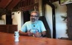Tomás, sentado a una mesa de madera. Foto: YouTube - Monxileros