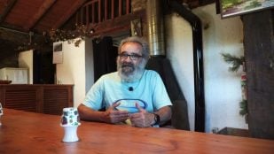 Tomás, sentado a una mesa de madera. Foto: YouTube - Monxileros