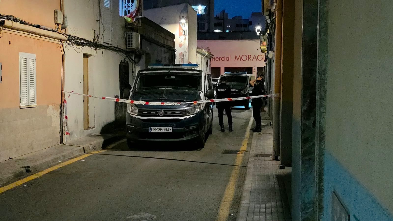 Policías nacionales acordonan la calle Teix tras el hallazgo del cadáver.