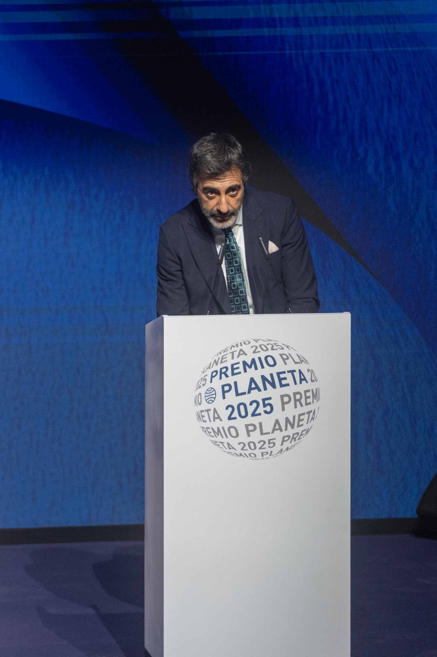 El escritor Juan del Val durante la gala de entrega del Premio Planeta de novela 2025 Museu Nacional d’Art de Catalunya (MNAC). (Foto: Europa Press)