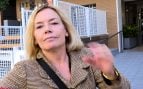 Mónica Medina a las puertas de su casa. (Foto: Europa Press)