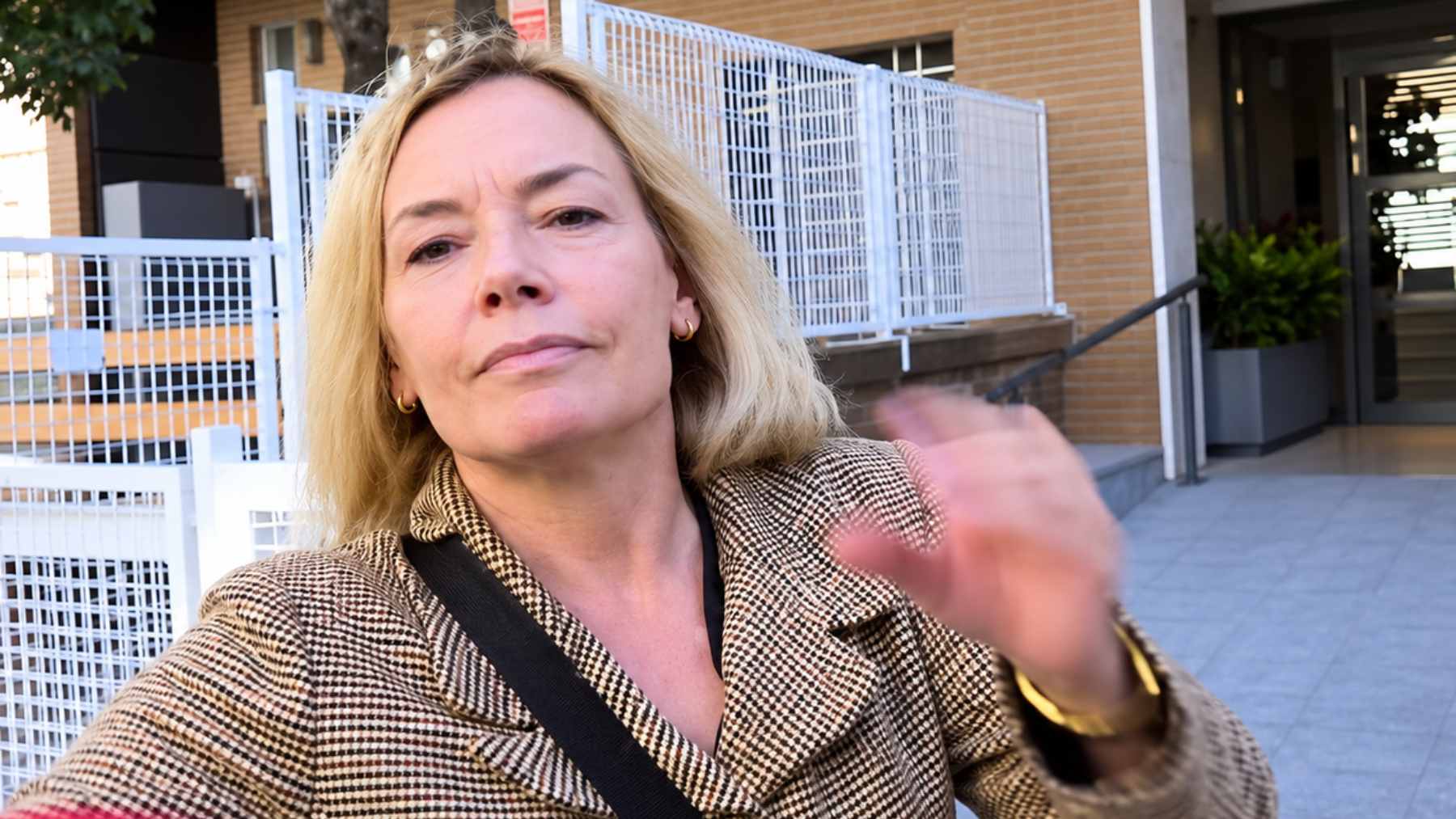 Mónica Medina a las puertas de su casa. (Foto: Europa Press)