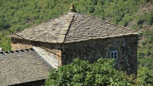 Casa de la Torre en Santo Emiliano, aldea del concejo de Allande (Asturias). Foto: Xuliu Pombar vía Wikimedia Commons - CC BY-SA 4.0