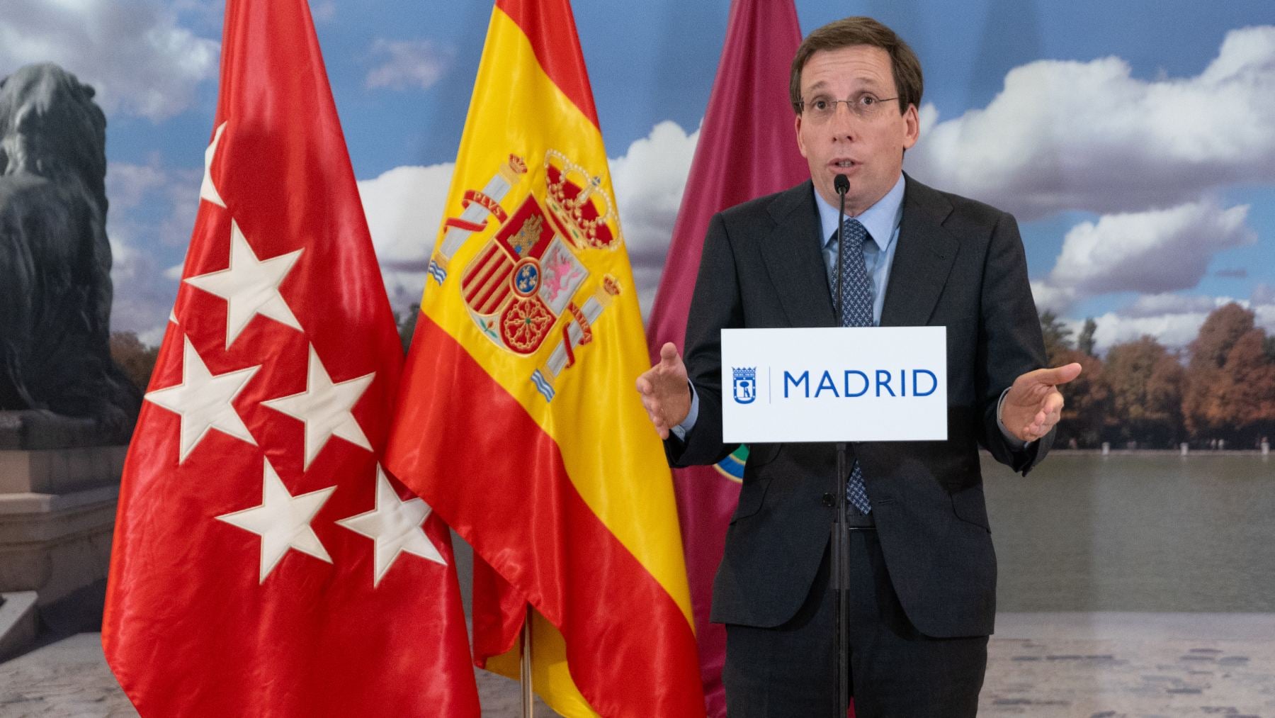 El alcalde de Madrid, José Luis Martínez-Almeida, interviene tras una sesión ordinaria del Pleno municipal, en el Palacio de Cibeles. (Foto: Europa Press).