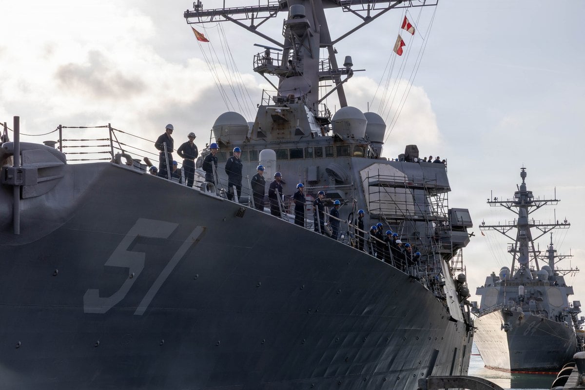 Marineros con casco en la cubierta del destructor Arleigh Burke, con el número 51 en el casco, al salir de la Base Naval de Rota