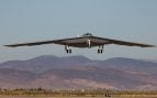 El segundo bombardero B-21 Raider de pruebas despega de Palmdale (California) con el tren de aterrizaje desplegado y montañas al fondo