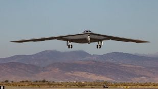El segundo bombardero B-21 Raider de pruebas despega de Palmdale (California) con el tren de aterrizaje desplegado y montañas al fondo
