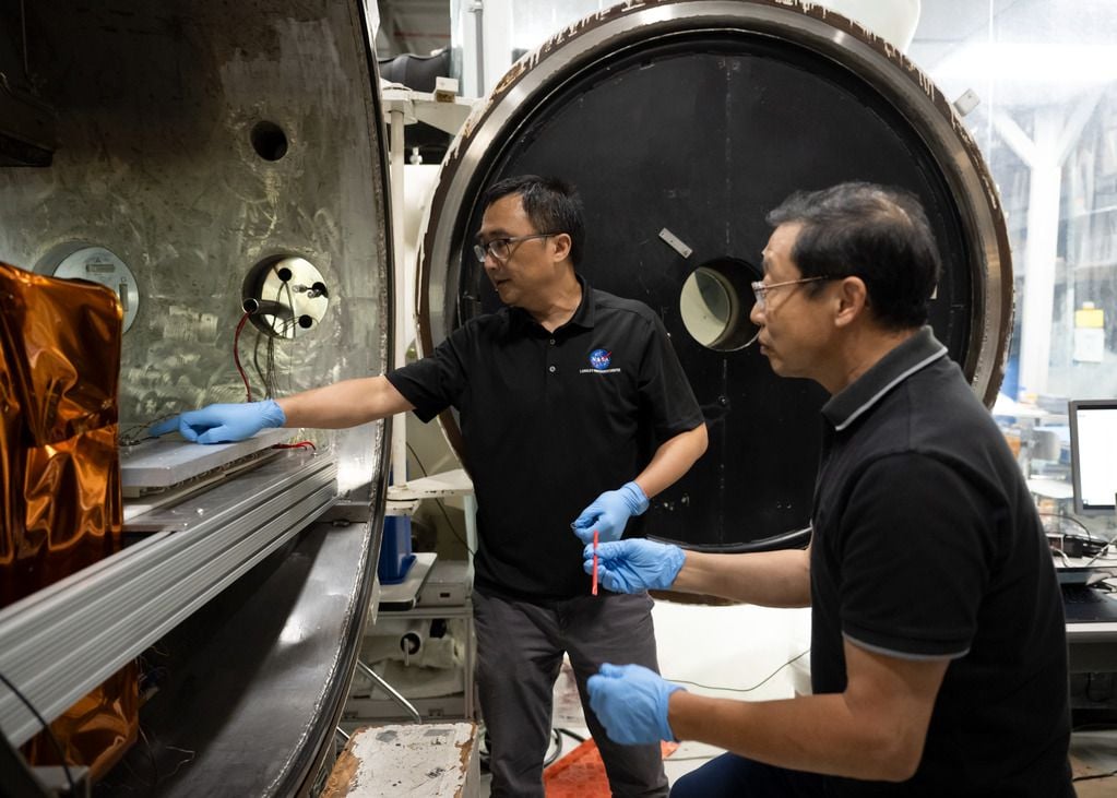 Yi Lin y Ji Su retiran las bater&iacute;as de estado s&oacute;lido SPEARS de la c&aacute;mara de vac&iacute;o t&eacute;rmico de NASA Langley