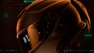 Casco inteligente Shoei GT-Air 3 Smart con la velocidad y la flecha del GPS proyectadas en la visera por el HUD de EyeLights