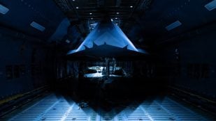 El caza furtivo F-117 «The Overachiever», desmontado dentro de la bodega de un C-5M Super Galaxy en vuelo hacia el Smithsonian