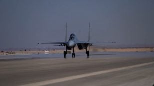 Uno de los cazas J-16 chinos rueda por la pista en un fotograma del vídeo sobre el ejercicio Eagles of Civilization 2026