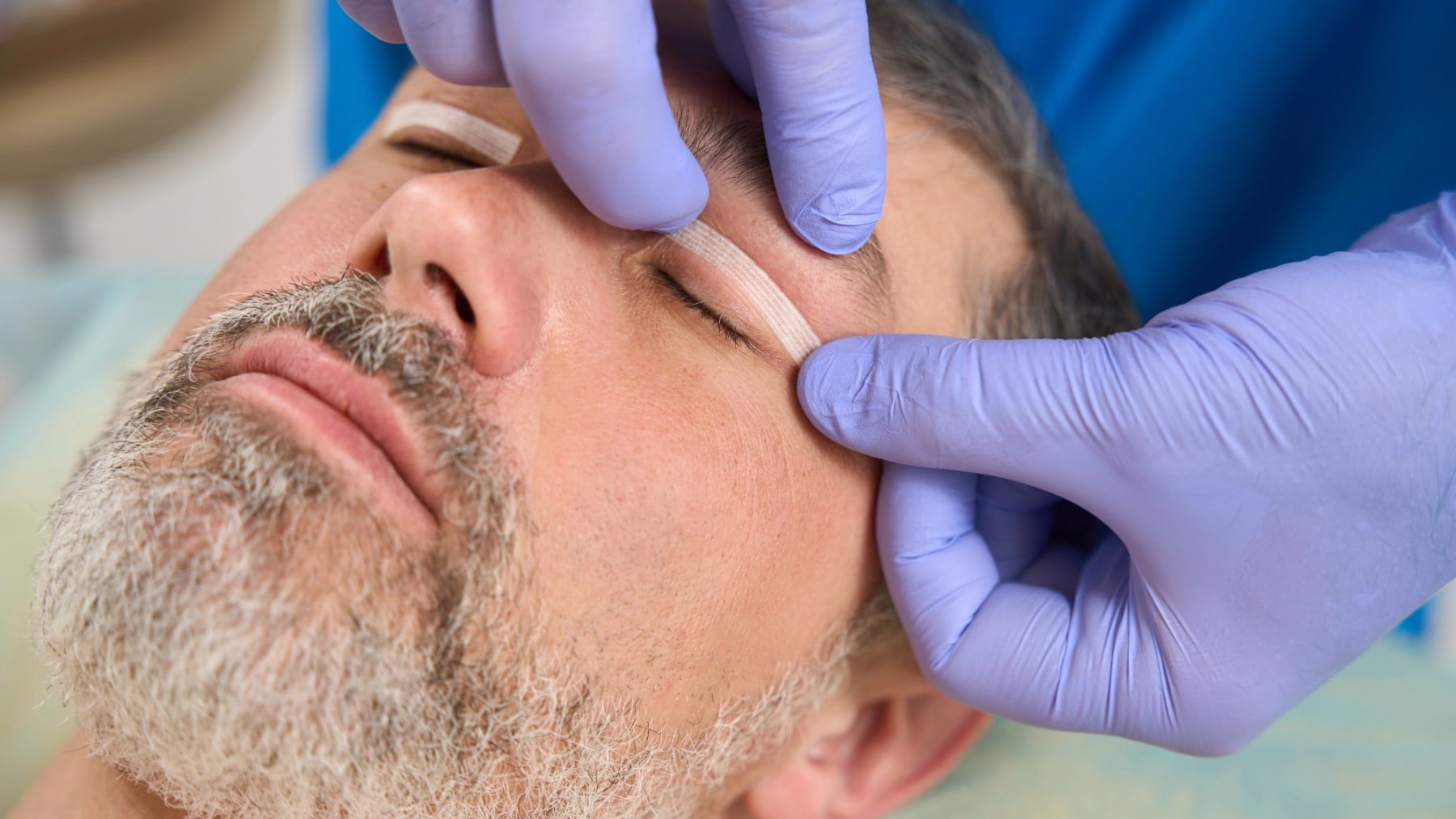 La nueva obsesión estética está en los ojos: la cirugía de párpados bate récords al rejuvenecer hasta 10 años