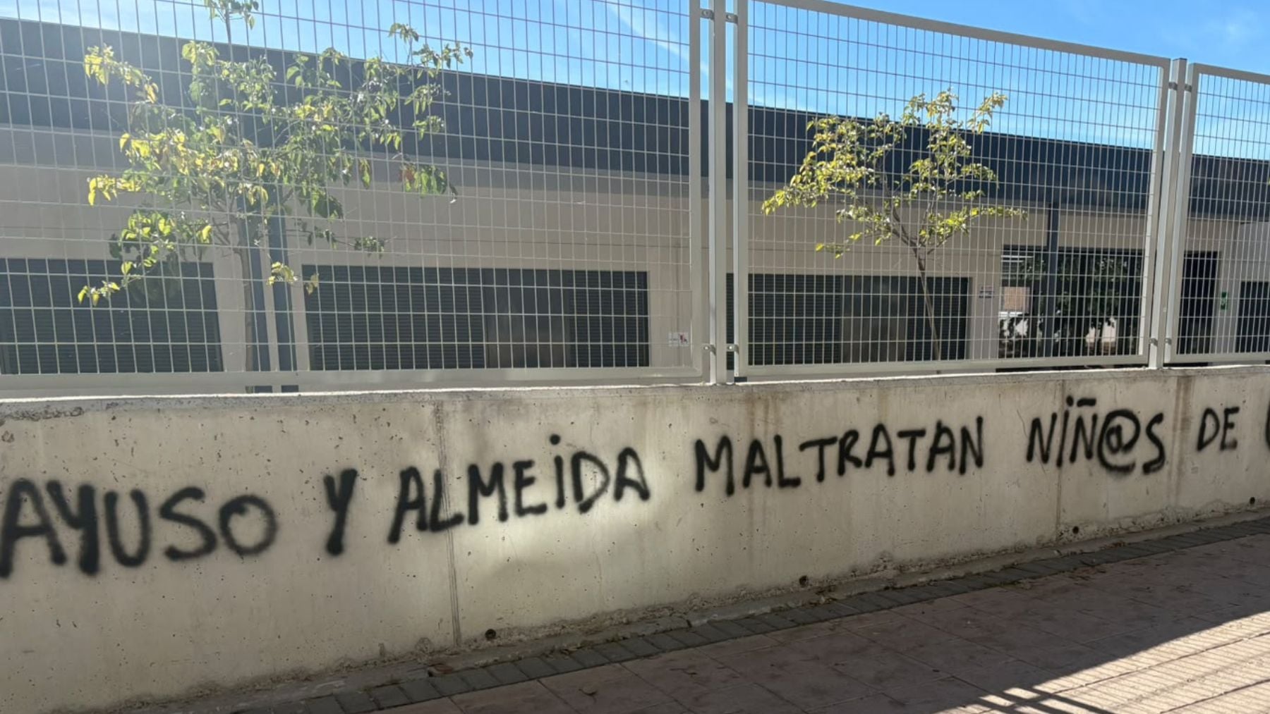La izquierda acusa a Ayuso y Almeida de maltratar niños con pintadas en colegios públicos de Madrid