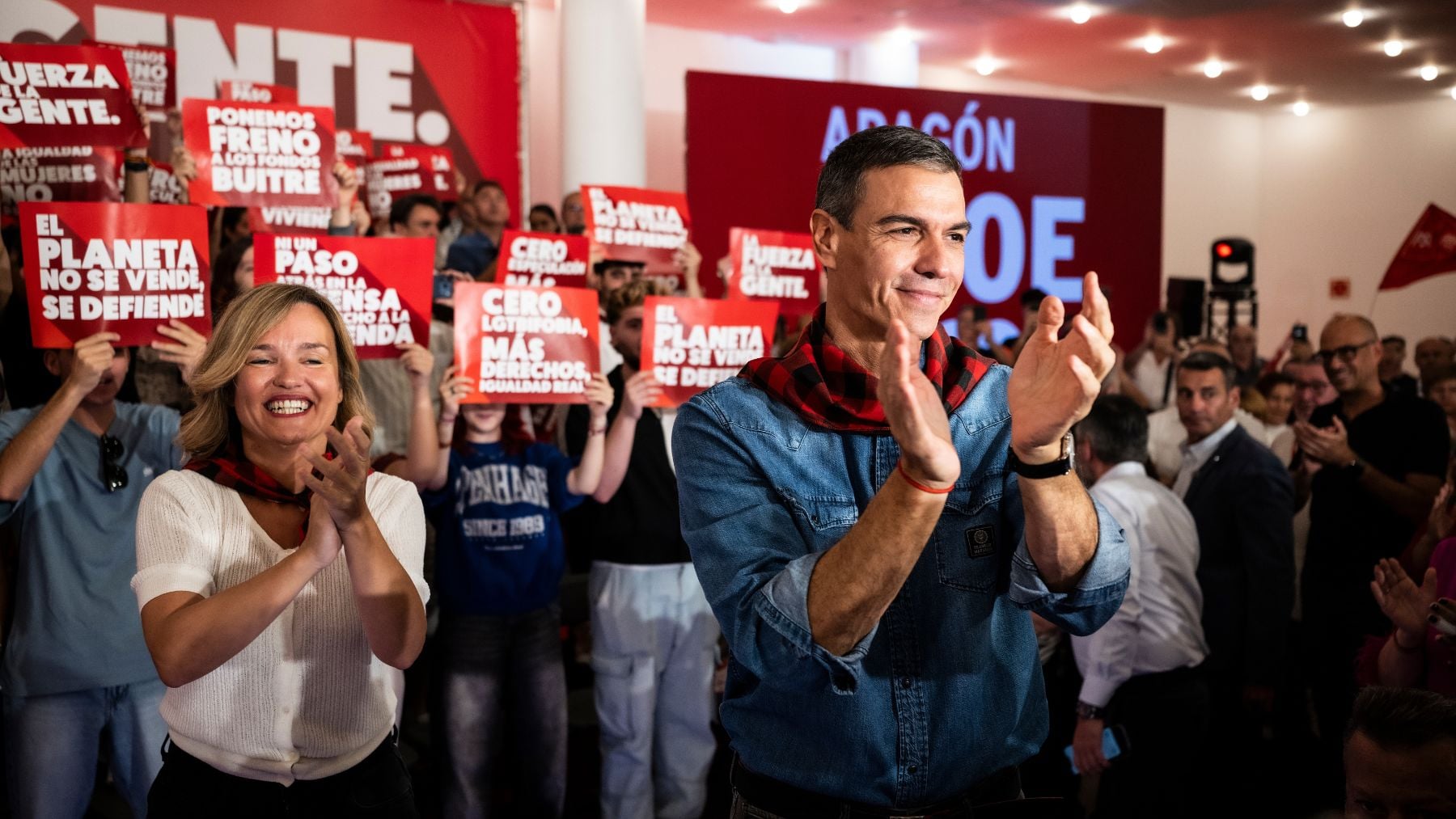 Mientras España estalla por la vivienda, la cuenta oficial del PSOE en TikTok se dedica a hacer trends: Rojo por fuera, quesito por dentro