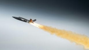 El dron de combate Valkyrie U740 de Airbus y Kratos despega con cohetes en su primer vuelo en Europa