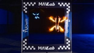 El dron autónomo de carreras MonoRace de la TU Delft cruza una puerta del MAVLab durante unas pruebas