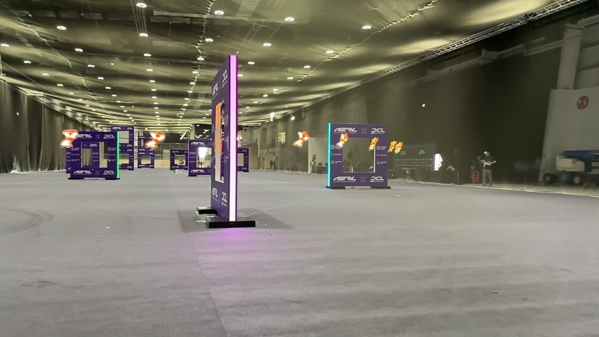 Imagen en secuencia del dron autónomo de carreras MonoRace cruzando la última puerta del circuito de Abu Dabi en 2025
