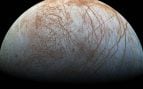 Superficie helada de Europa, la luna de Júpiter bajo cuya corteza está el océano de Europa, fotografiada por la sonda Galileo