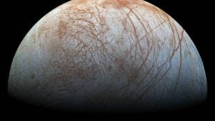 Superficie helada de Europa, la luna de Júpiter bajo cuya corteza está el océano de Europa, fotografiada por la sonda Galileo
