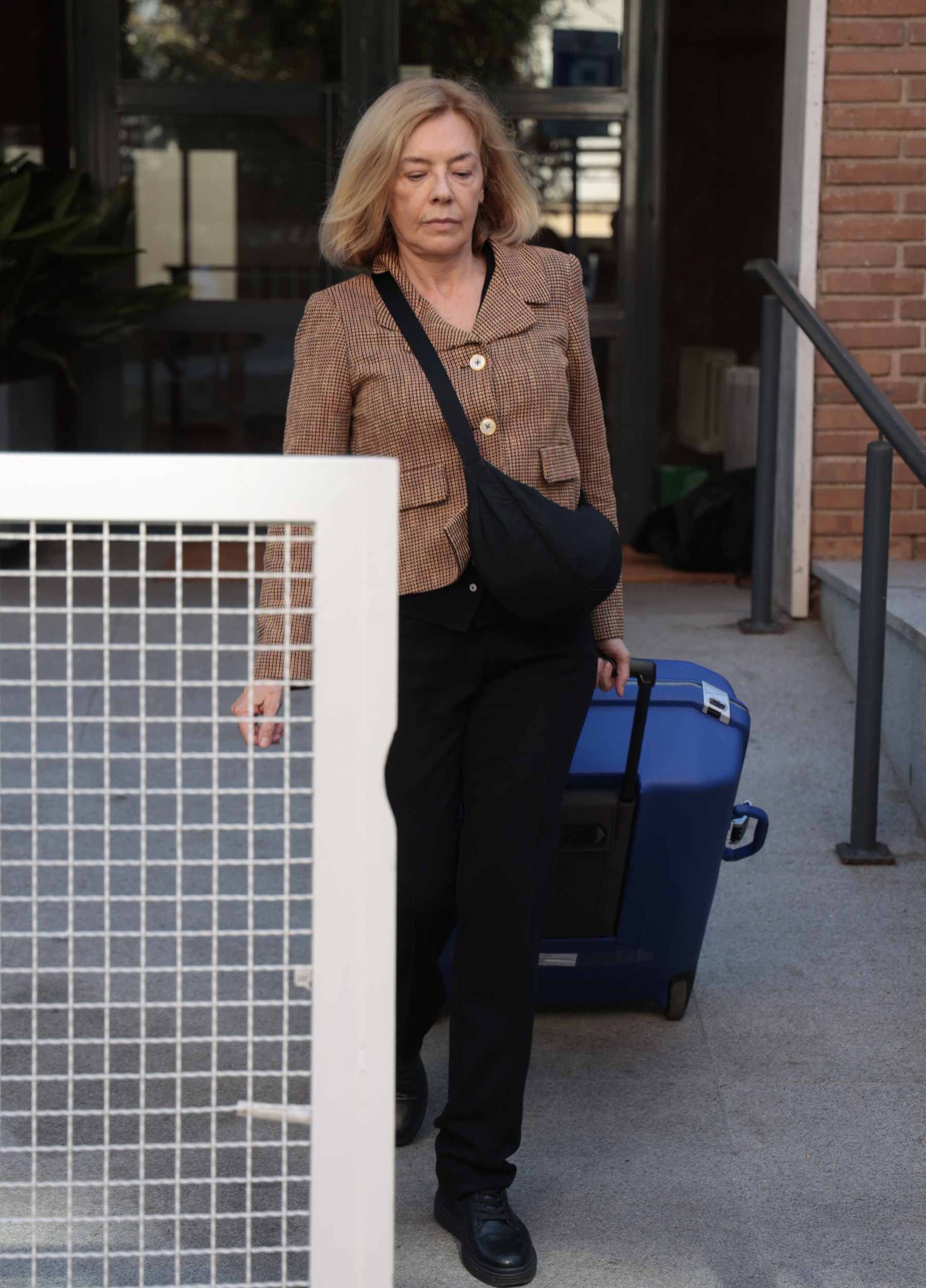 Mónica Medina sale de su vivienda. (Foto: Europa Press)