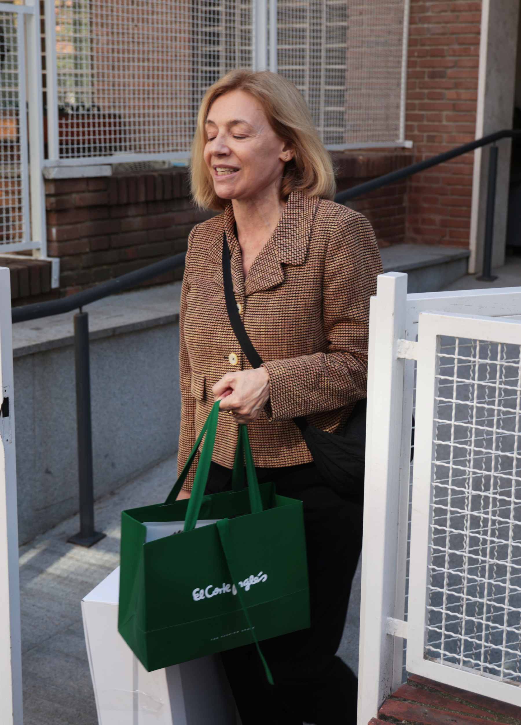 Mónica Medina sale de su vivienda. (Foto: Europa Press)