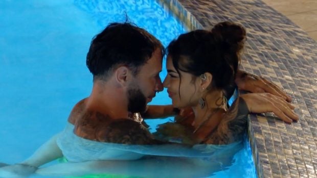 Nataly y Rub&eacute;n en 'La isla de las tentaciones'. (Mediaset)