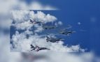 Los dos primeros F-16 Block 70 de Taiwán vuelan escoltados por un F-16V y dos aviones AT-5 sobre las nubes y la costa de Taitung
