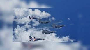 Los dos primeros F-16 Block 70 de Taiwán vuelan escoltados por un F-16V y dos aviones AT-5 sobre las nubes y la costa de Taitung