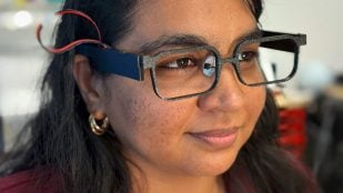 Gafas inteligentes GlassTENG de Northwestern con sensores en la montura que captan el parpadeo y el pulso