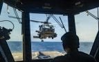 Un helicóptero MH-60R despega del destructor USS Rafael Peralta de la Marina de Estados Unidos en el mar Arábigo