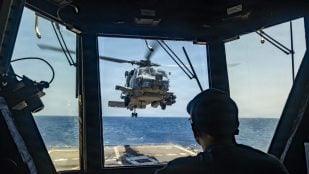 Un helicóptero MH-60R despega del destructor USS Rafael Peralta de la Marina de Estados Unidos en el mar Arábigo