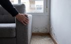 Pegar el sofá a la pared del salón