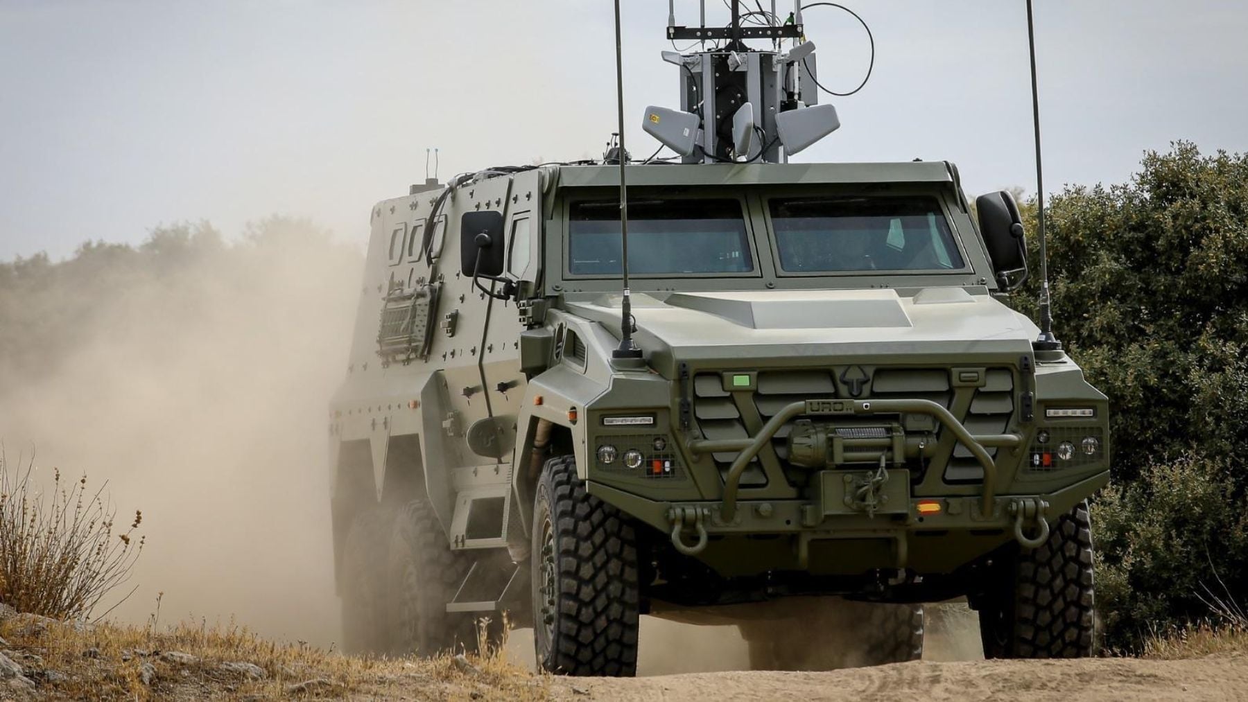 Altos mandos del Ejército español alertan del peligro de estar utilizando vehículos cedidos por China: Podrían oír órdenes o códigos