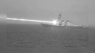 Armas láser: el destructor USS Preble dispara su láser HELIOS contra un dron durante una prueba de la Armada de EEUU