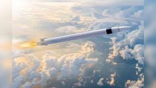 Recreación del PAC-3 Edge, el nuevo misil Patriot de Lockheed Martin, volando sobre las nubes
