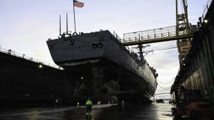 Destructor Arleigh Burke de la Marina de EEUU en el dique seco de Navantia en Cádiz, con las hélices a la vista