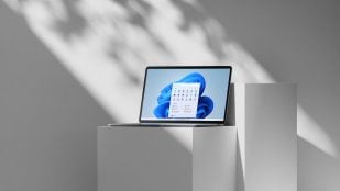 Portátil con el escritorio y el menú Inicio de Windows 11, el sistema cuya versión Windows 11 24H2 Home y Pro se queda sin actualizaciones