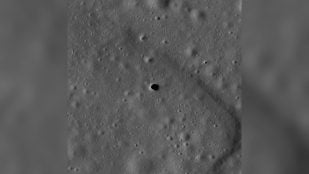 Pozo de Marius Hills, posible entrada a una cueva en la Luna, fotografiado por la sonda LRO de la NASA