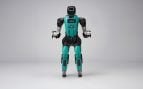 El robot humanoide Digit 5 de Agility Robotics, de pie y visto de frente sobre fondo gris