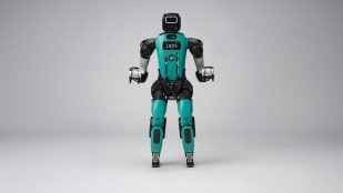 El robot humanoide Digit 5 de Agility Robotics, de pie y visto de frente sobre fondo gris