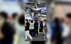 El robot hidráulico Neo1 de NeodraDynamics, de casi cuatro metros, en el estand de JD Industrial de la feria CIIF de Shanghái rodeado de visitantes