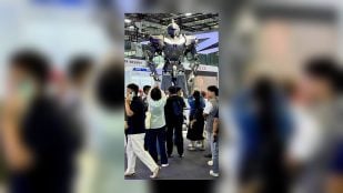 El robot hidráulico Neo1 de NeodraDynamics, de casi cuatro metros, en el estand de JD Industrial de la feria CIIF de Shanghái rodeado de visitantes