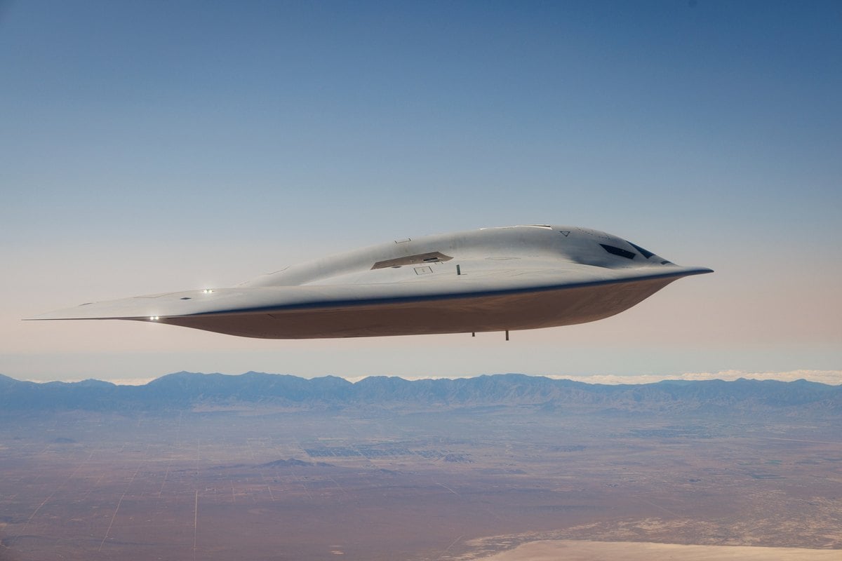 El segundo bombardero B-21 Raider en vuelo sobre el desierto de California durante su llegada a las pruebas de Edwards