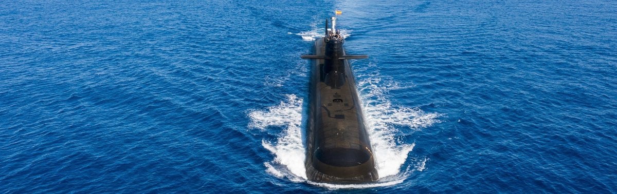 El submarino S-81 Isaac Peral, primero de la serie S-80, navegando en superficie