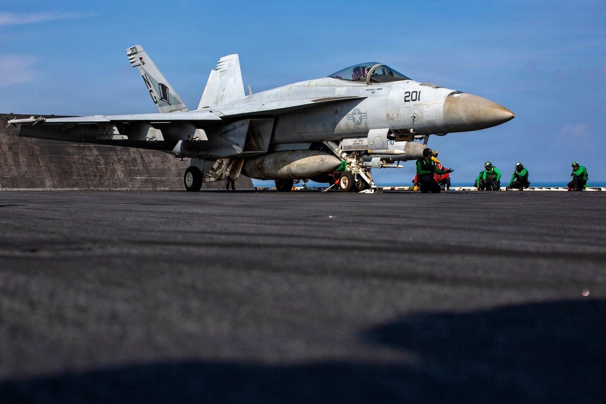 Un F/A-18E Super Hornet del escuadr&oacute;n VFA-14 se prepara para despegar en la cubierta del portaaviones USS Abraham Lincoln