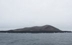 La isla de Surtsey (Islandia), fotografiada desde un barco en 2014. Foto: Brian Gratwicke vía Wikimedia Commons - CC BY 2.0