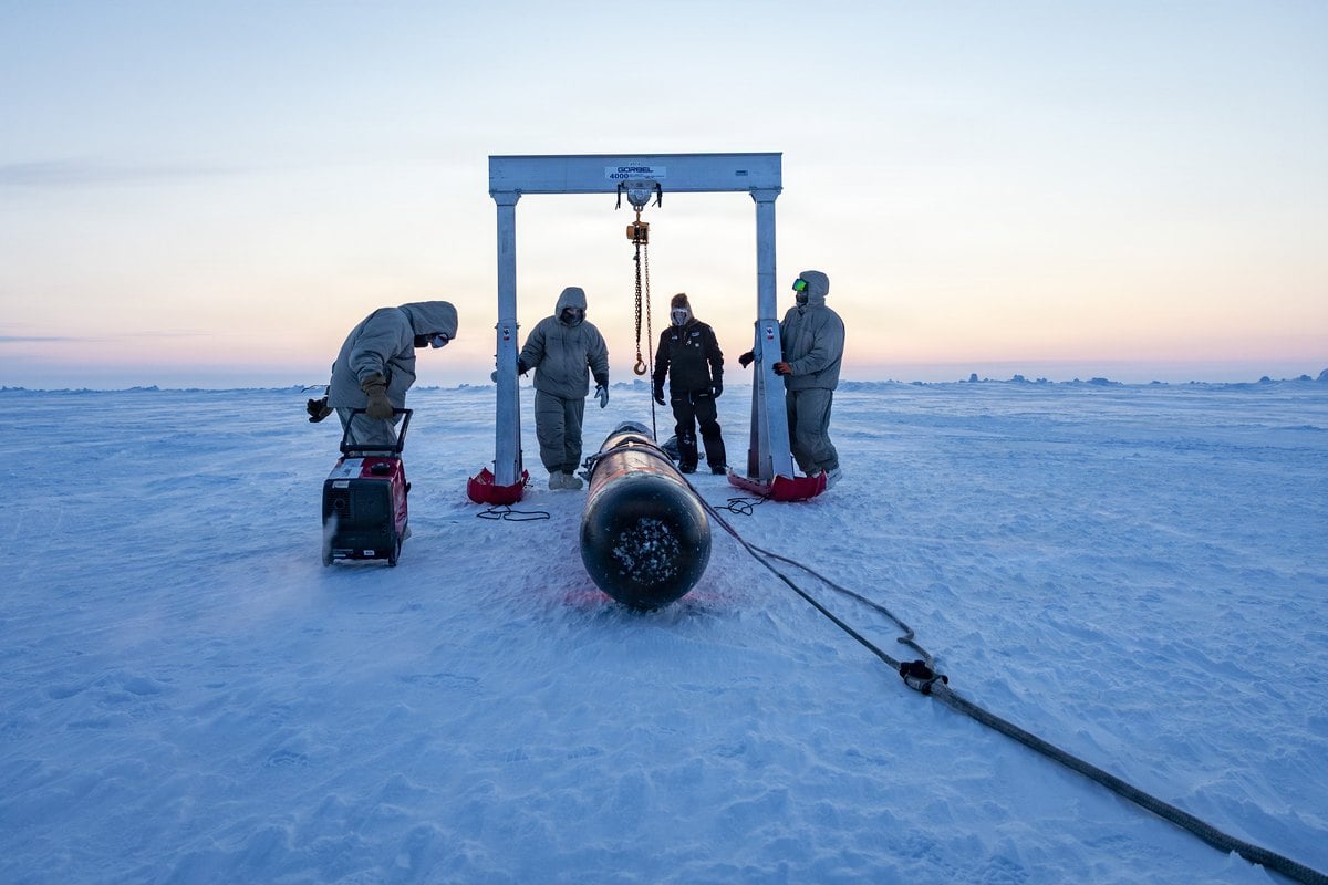 Un torpedo Mk 48 inerte de entrenamiento como el usado por el submarino no tripulado, recuperado sobre el hielo del mar de Beaufort