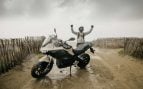 Moto eléctrica de serie Zero DS en la llegada del récord Guinness de 436,5 km con una sola carga, con su piloto celebrándolo bajo la lluvia