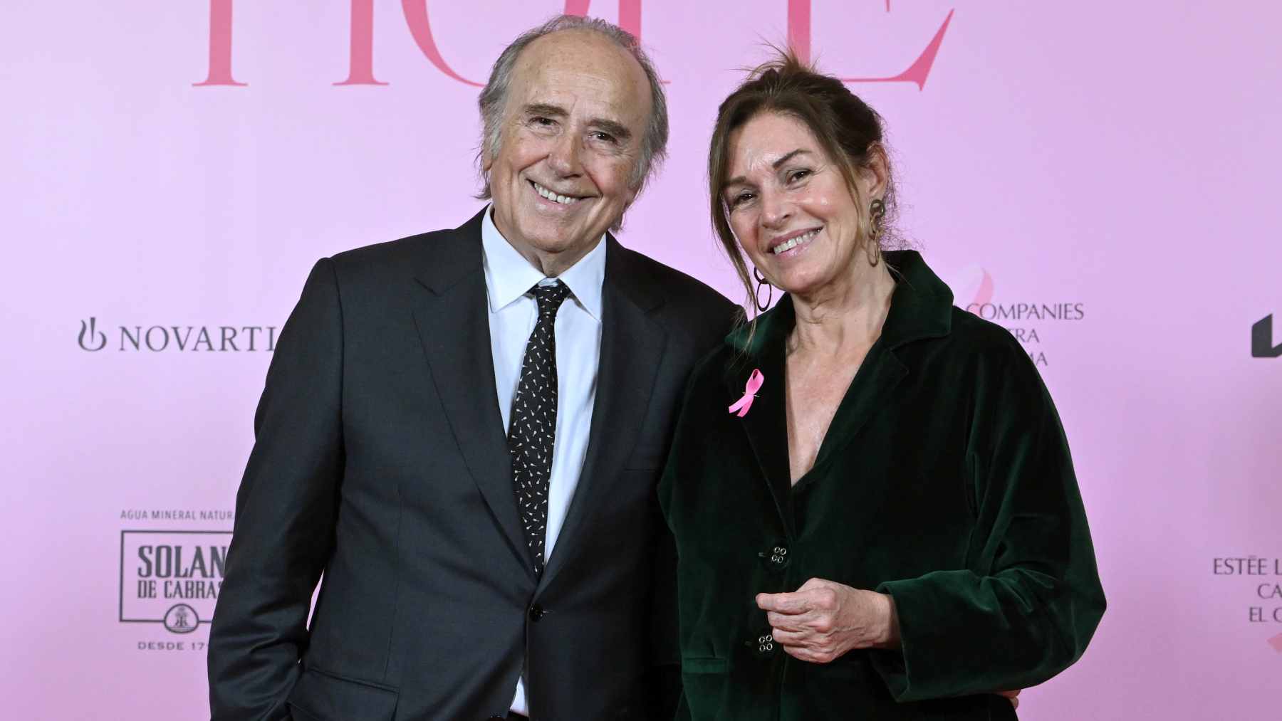 Joan Manuel Serrat y Candela Tiffón durante un evento en Madrid. (Foto: Europa Press)