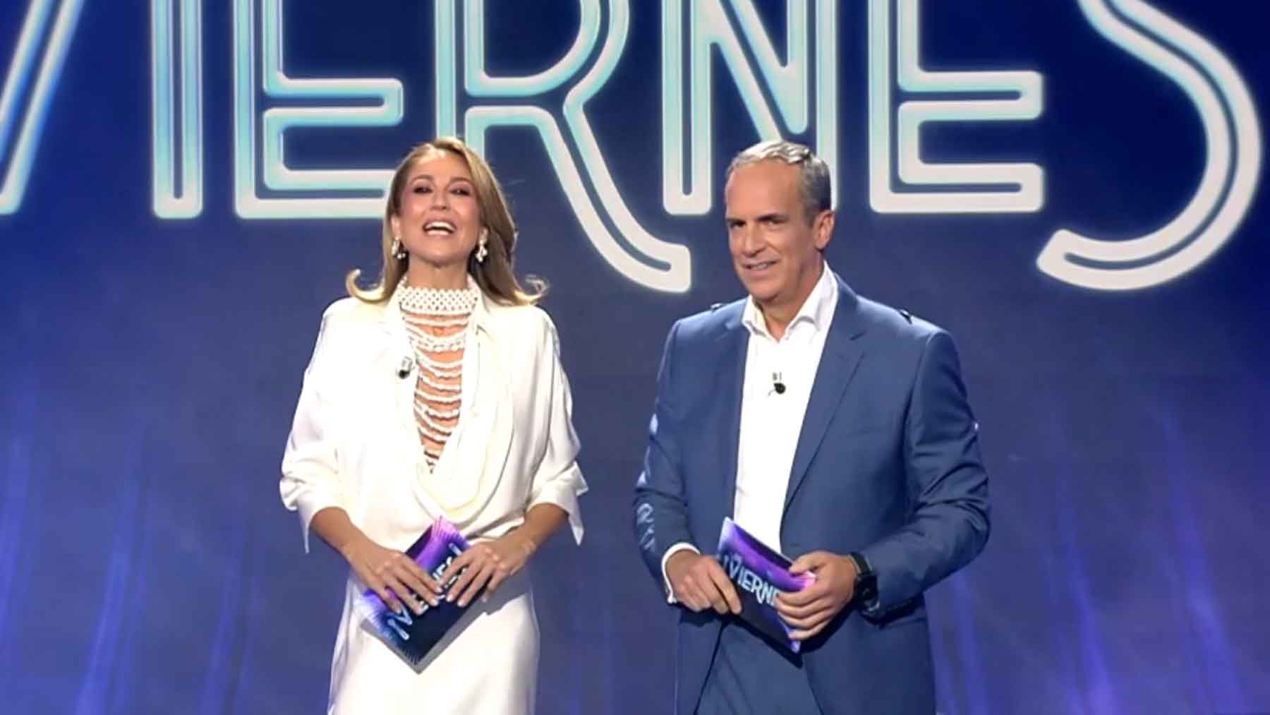 Bea Archidona y Santi Acosta en el plató de ¡De Viernes! (Mediaset).
